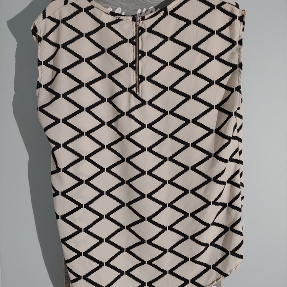 🩵5/$25Geometric top - Picture 2 of 3